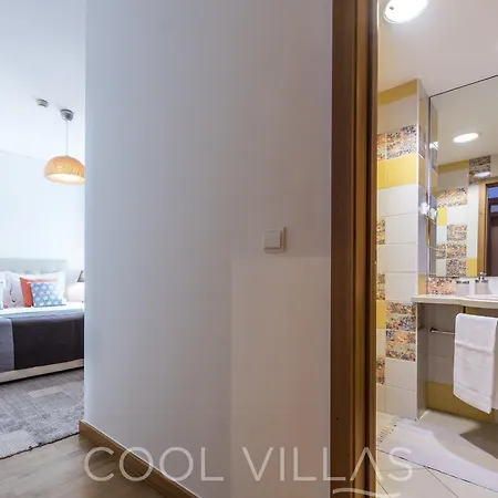 Marina Water View - 6 People, Bars & Restaurants Apartment